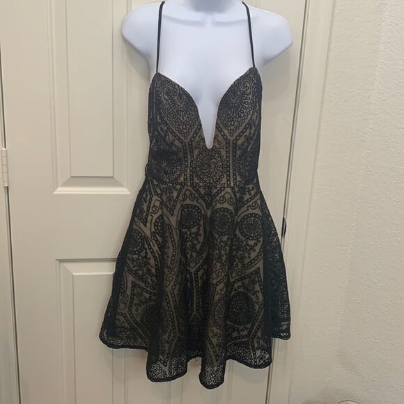 SanJoy Size Medium Black Lace Cream Spaghetti Strap Back Lined Circle Mini Dress - Picture 1 of 9